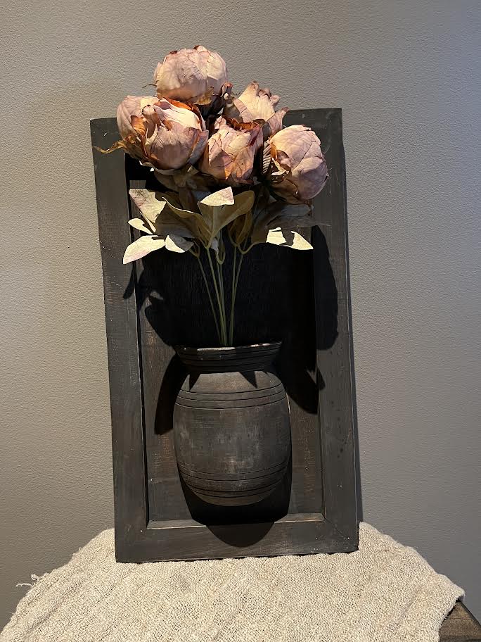 Wandpaneel donker met halve houten pot