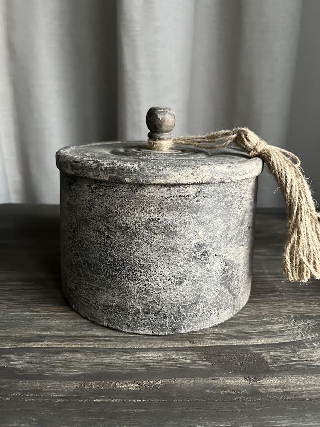 Houten pot met deksel en kwast