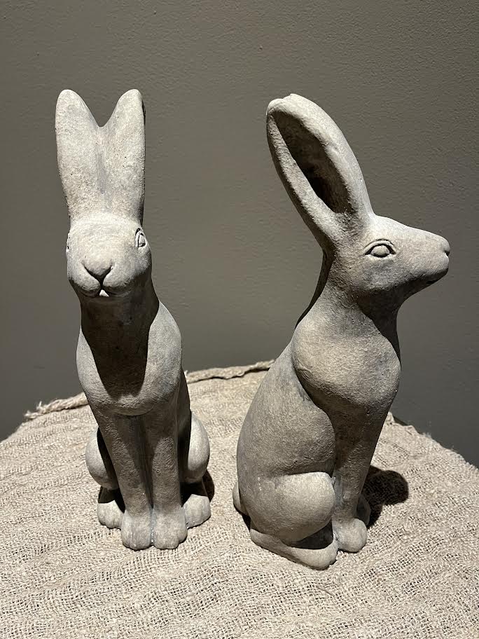 Stenen Haas recht zittend XL