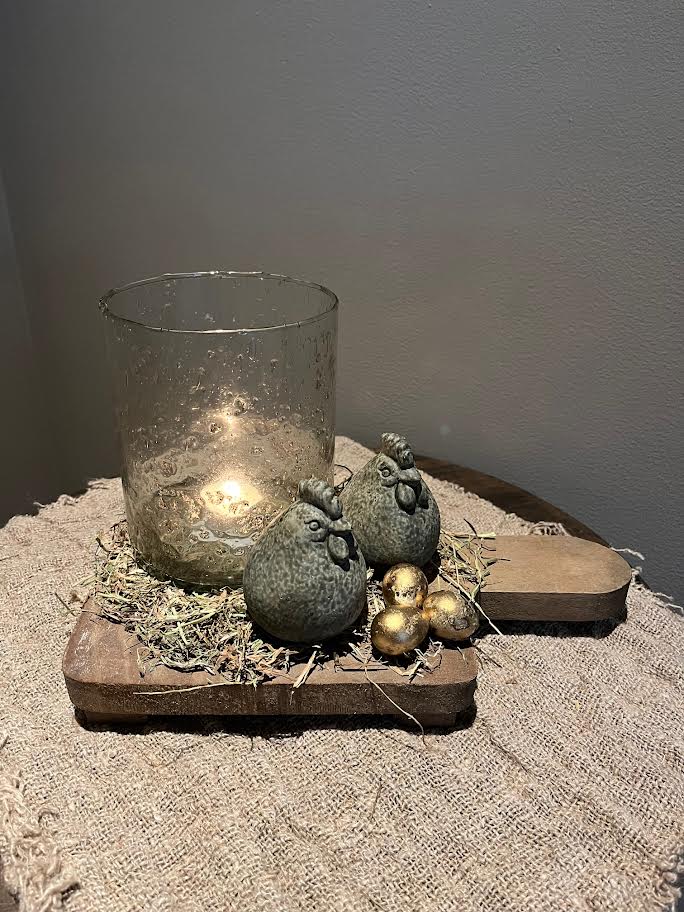 Tapasplank old wood met 2 kippetjes en groot bubble windlicht