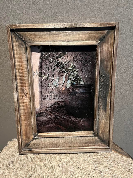 Houtenschilderij met pot en eucalyptus takken.