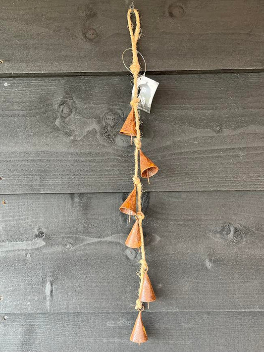 Roest pegels aan grof touw