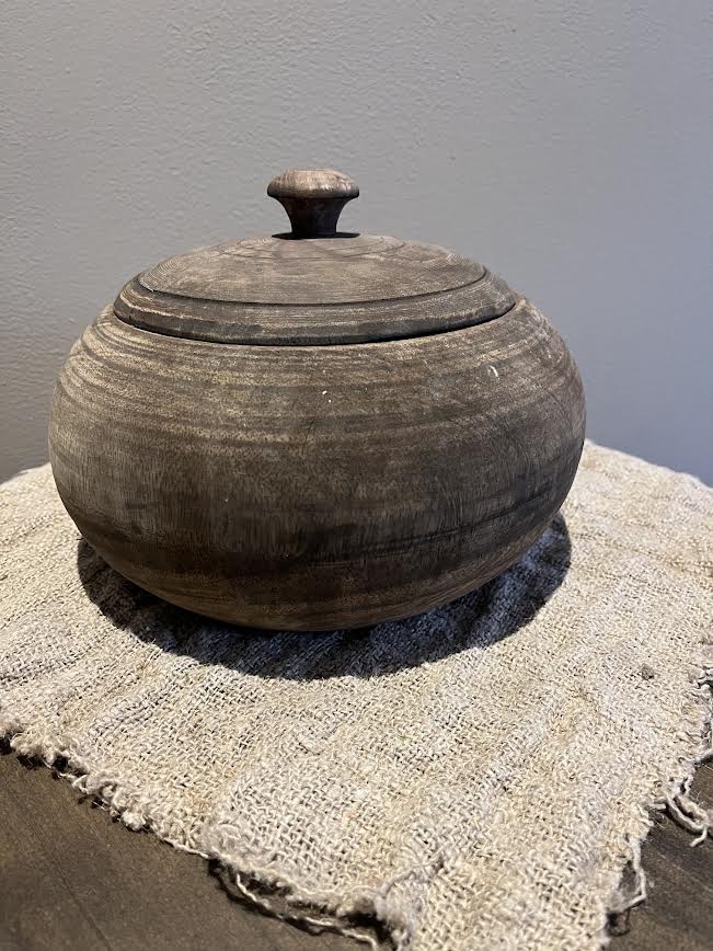 Landelijke houten brede pot met deksel