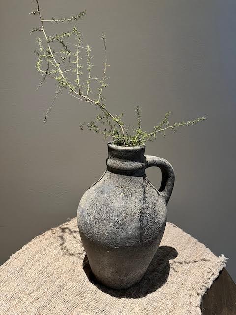 Stenen kruik met smalle hals