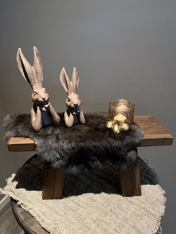 Vensterbank kruk met hazen Zen