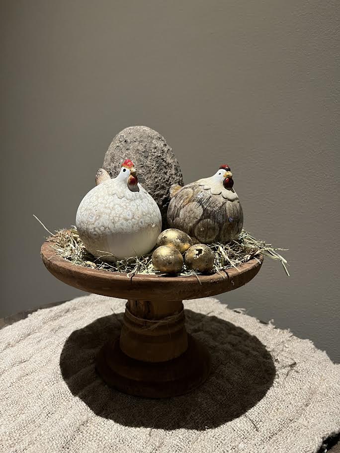 Houten plateau groot met 2 kippetjes en stenen ei