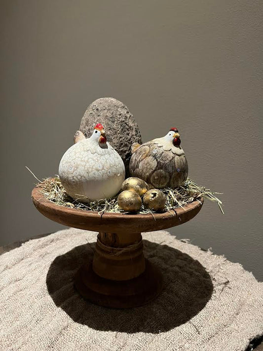Houten plateau groot met 2 kippetjes en stenen ei