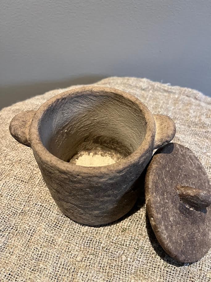 Decoratief oud stenen potje met deksel – bruin 🤎