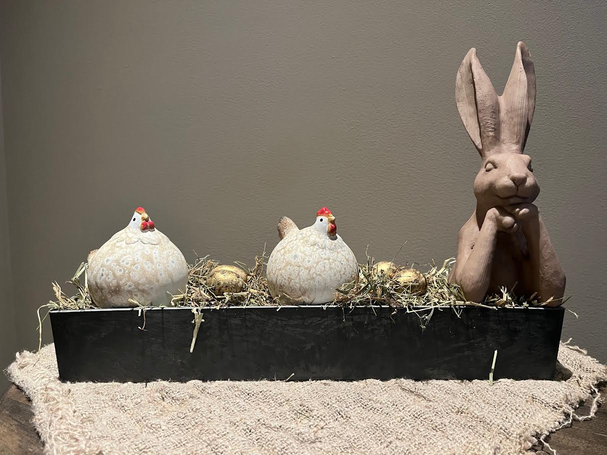 Langwerpige tray met zen haas en 2 witte  kippetjes