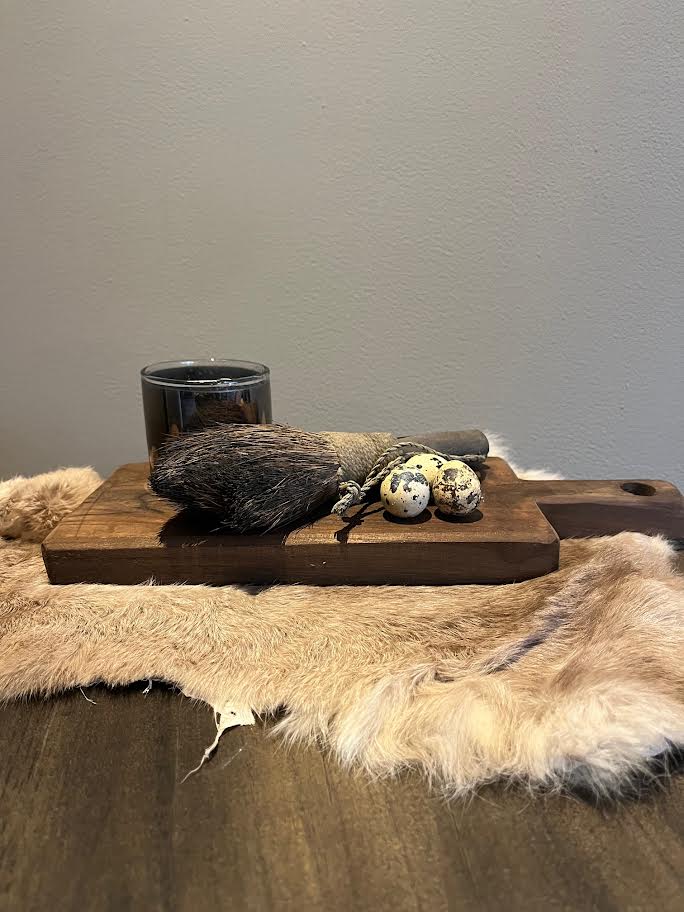 Grote houten plank met smoke bubble glaasje en grote kwast