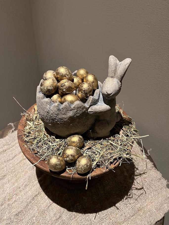 Houten plateau groot met stenen potje met haas