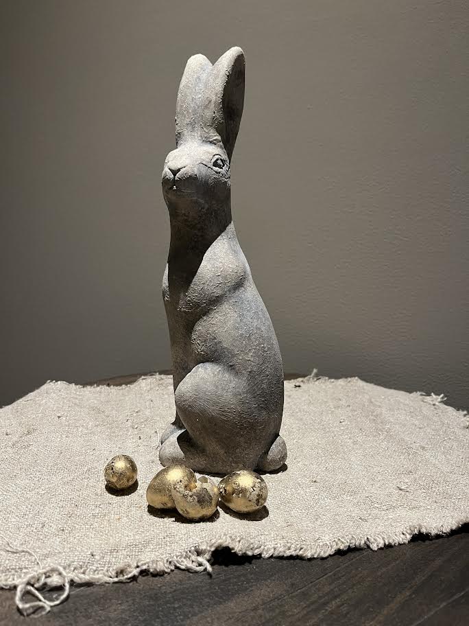 Stenen Haas schuin zittend XL