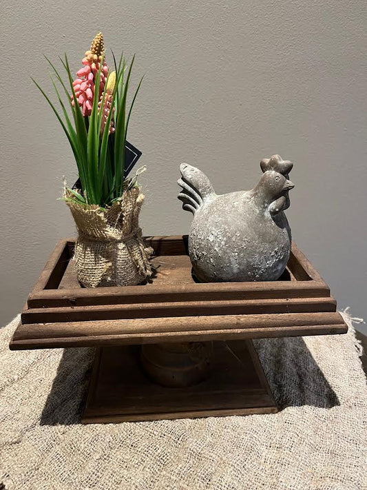 Houten plateau met druifjes en stenen kip