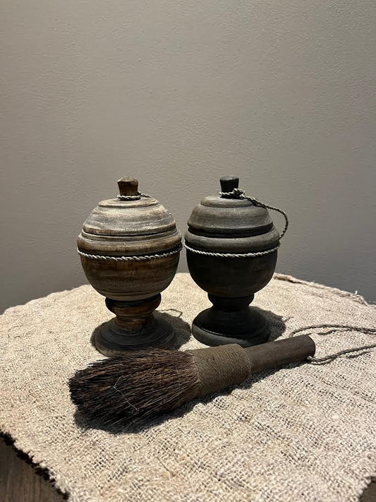 Houten potje met deksel op voet