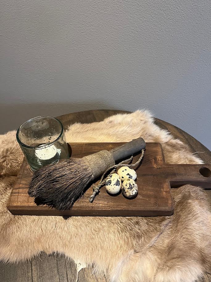 Grote houten plank met naturel bubble glaasje en grote kwast