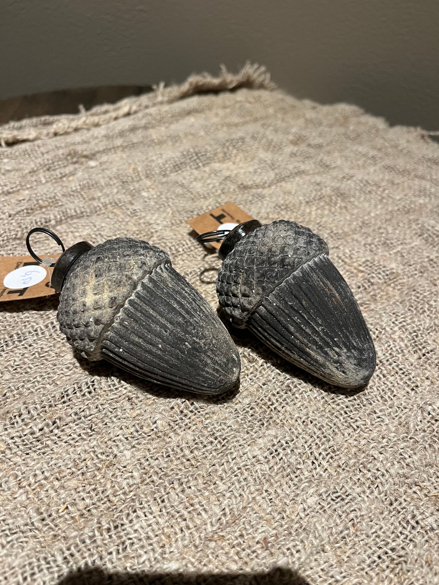 Zwart grijze eikel kerstbal