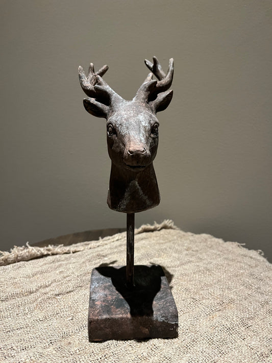 Decoratiebeeld Hert op voet bruin zwart steen