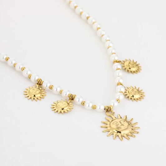 Parel ketting met zonnetjes bedels