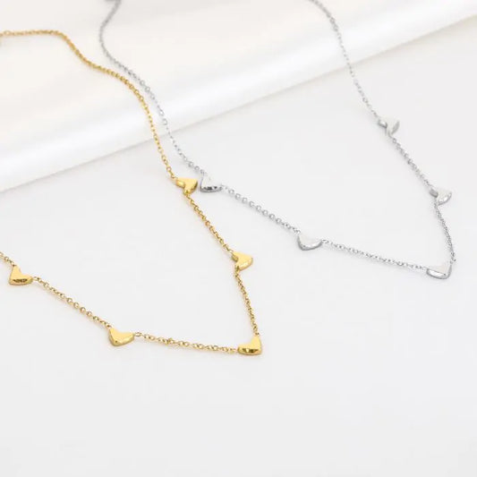 Vijf hartjes ketting zilver