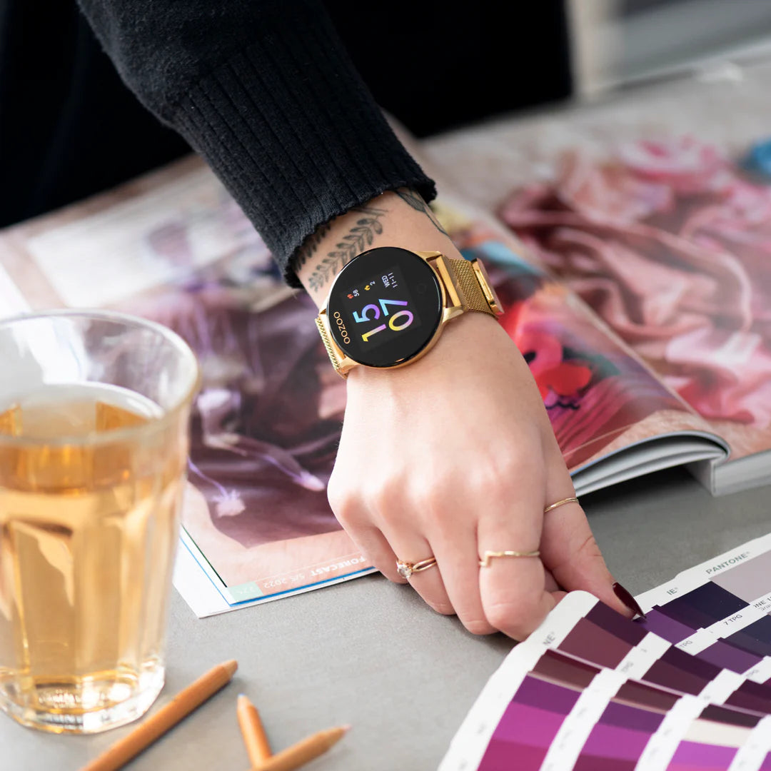 Goudkleurige OOZOO smartwatch met goudkleurige metalen mesh armband - Q00121