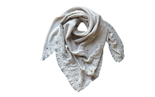 Ivoor Tignes sjaal met stoere studs en elegante broche